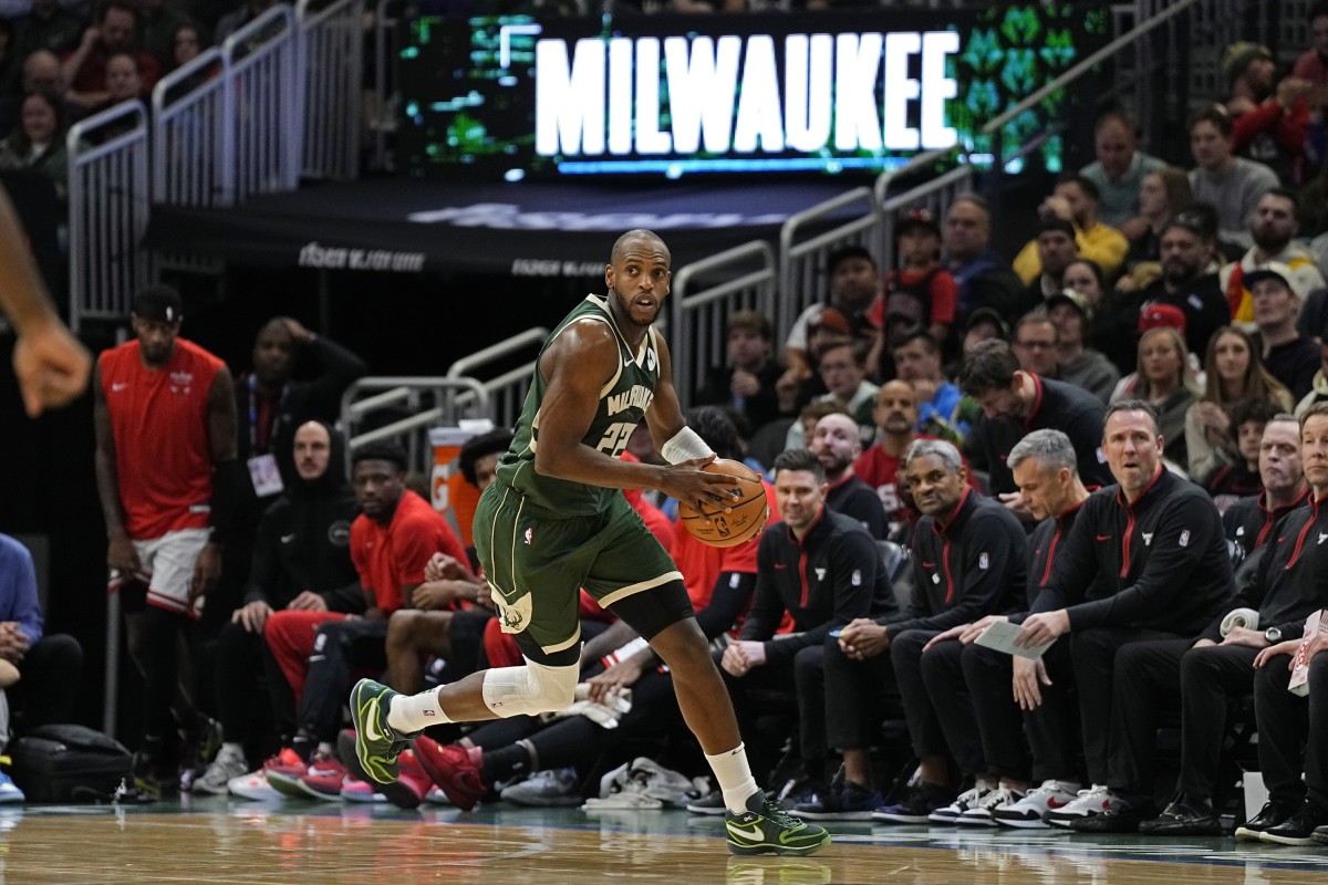 Milwaukee Bucks forward Khris Middleton (22) 